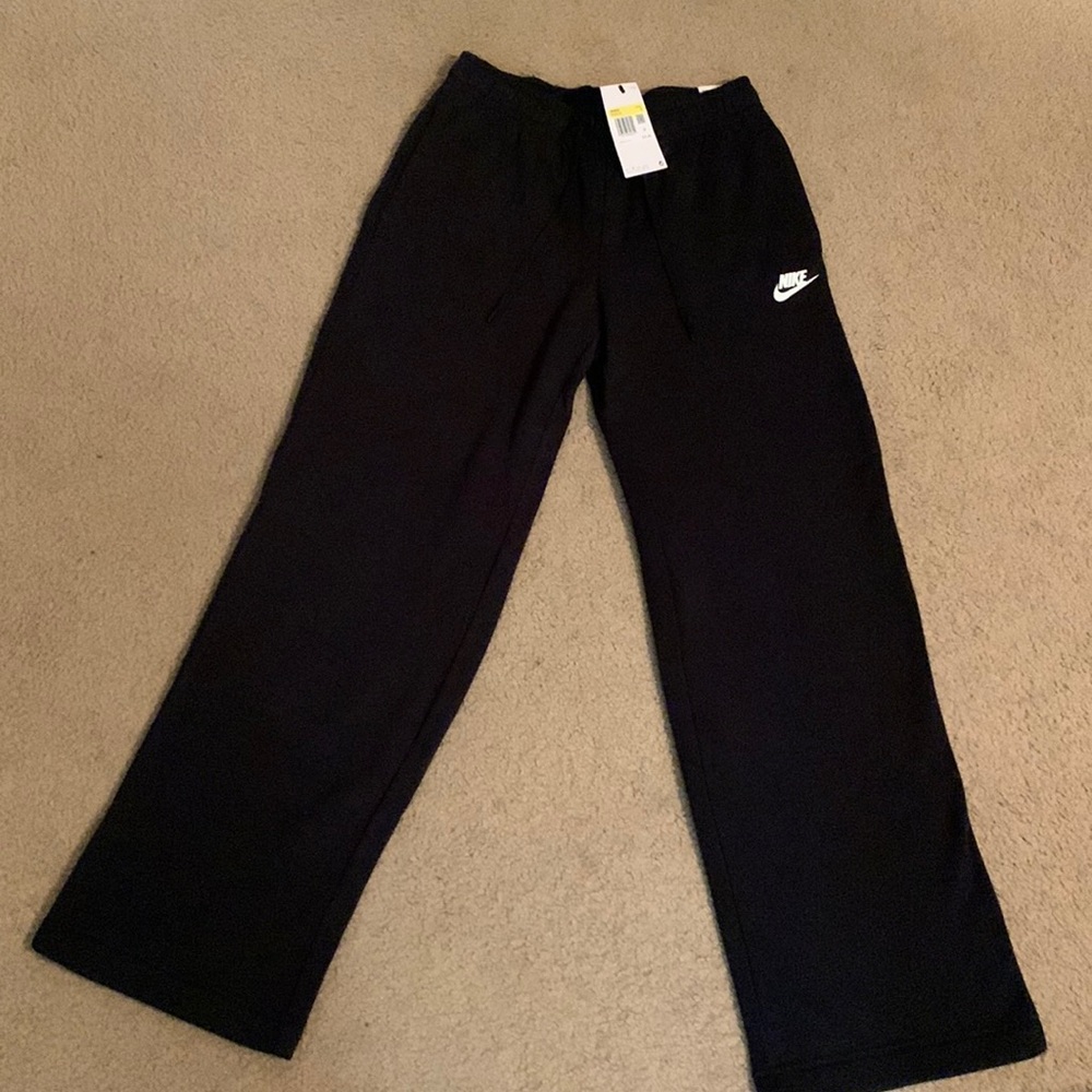 Brand new women’s Nike sweatpants.